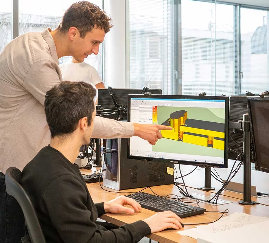 Professeur montrant une simulation énergétique dynamique à un étudiant