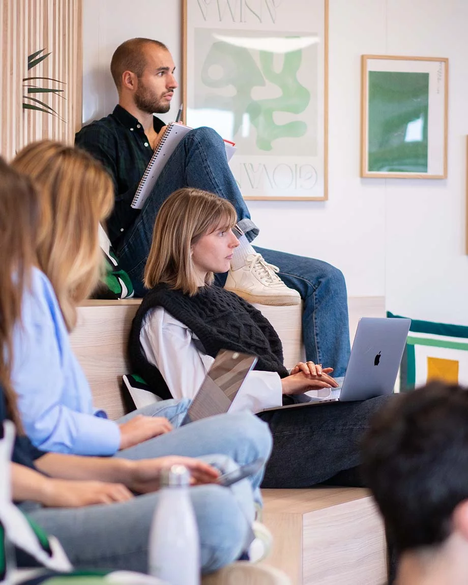 Étudiants assistant à une conférence dans un espace moderne, illustrant l'expérience pédagogique du Mastère TED