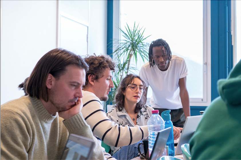 Groupe d'étudiants du Mastère TED avec un professeur