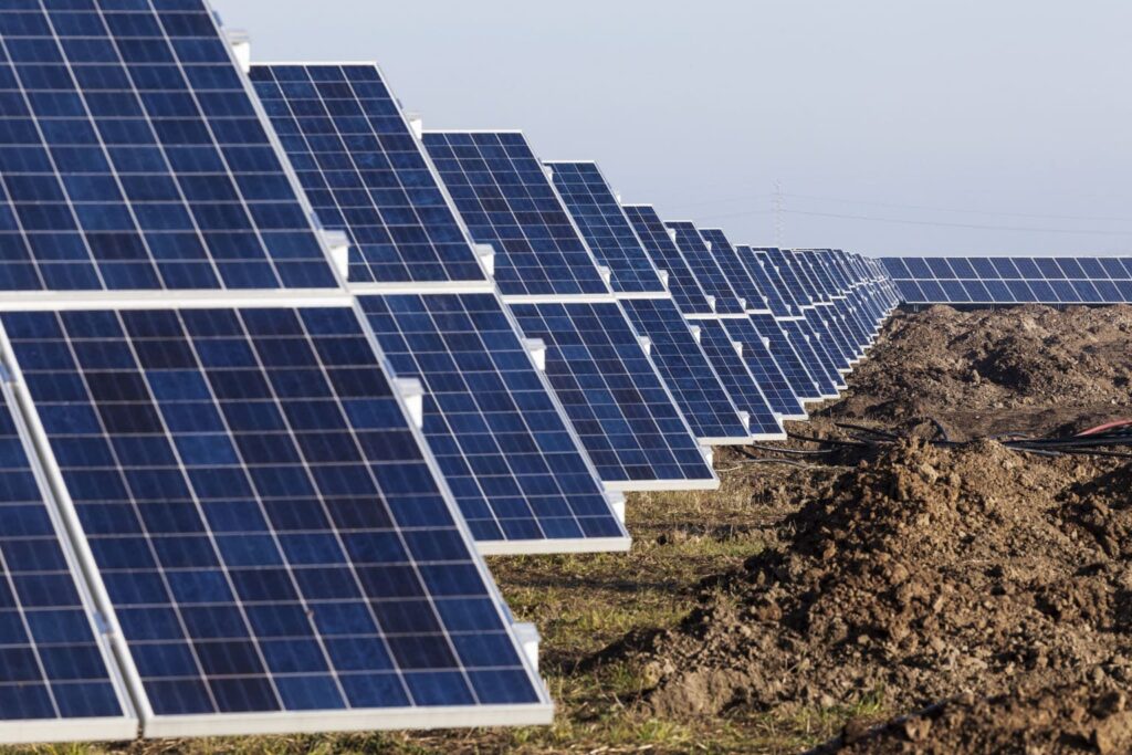 Champs de panneaux solaires photovoltaïques