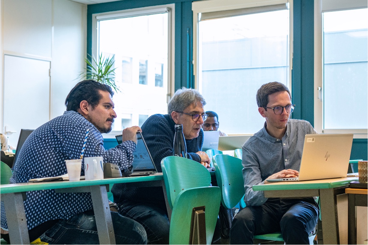 etudiants enoveens apprennent en groupe sur des projets energetiques