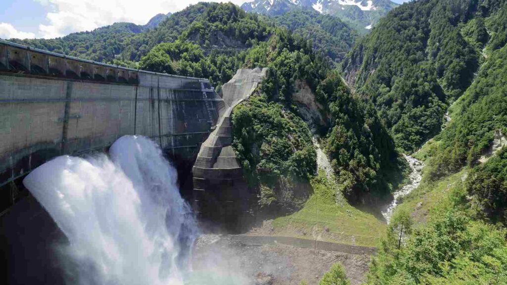 Grand-barrage-hydraulique-montagnes