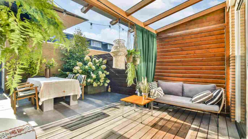 Patio intérieur végétalisé au cœur d'un bâtiment contemporain