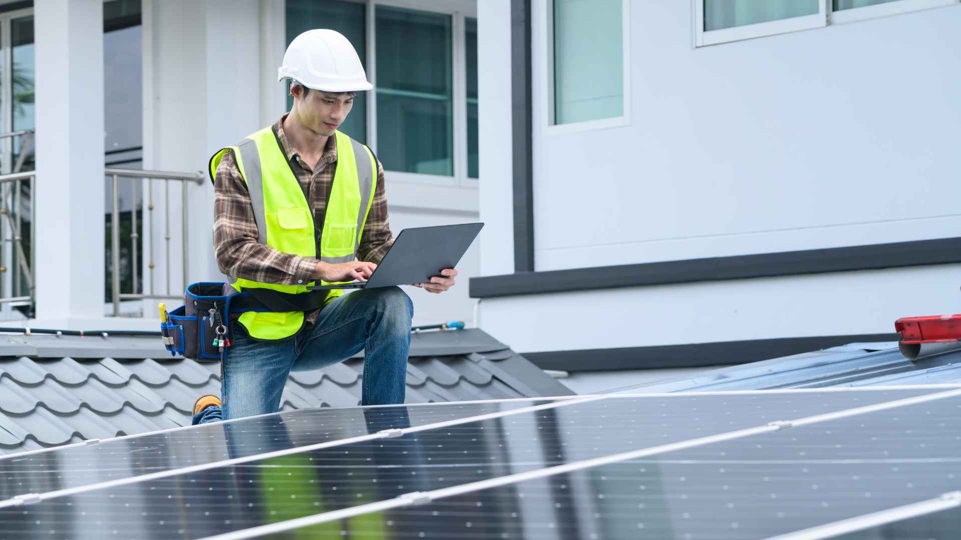 auditeurs énergétiques analysant consommation d'énergie d'un immeuble de bureaux