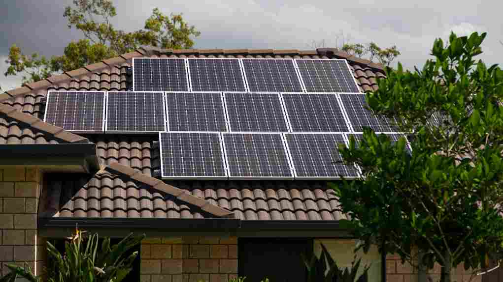 Parc éolien proche d'habitations illustrant l'acceptabilité des énergies renouvelables