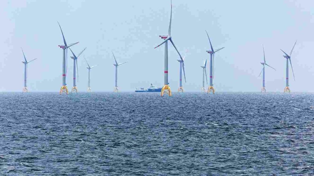 Parc éolien en mer et navire de maintenance, filière de l’éolien offshore en France
