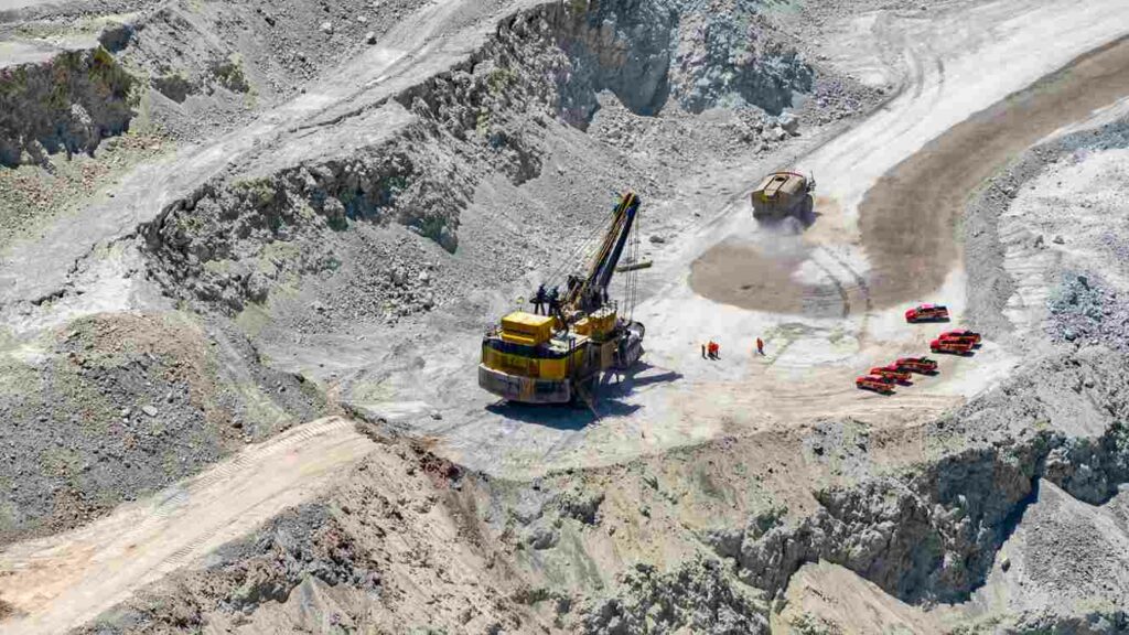 Mine de cuivre à ciel ouvert, ressource clé des métaux stratégiques de la transition énergétique.