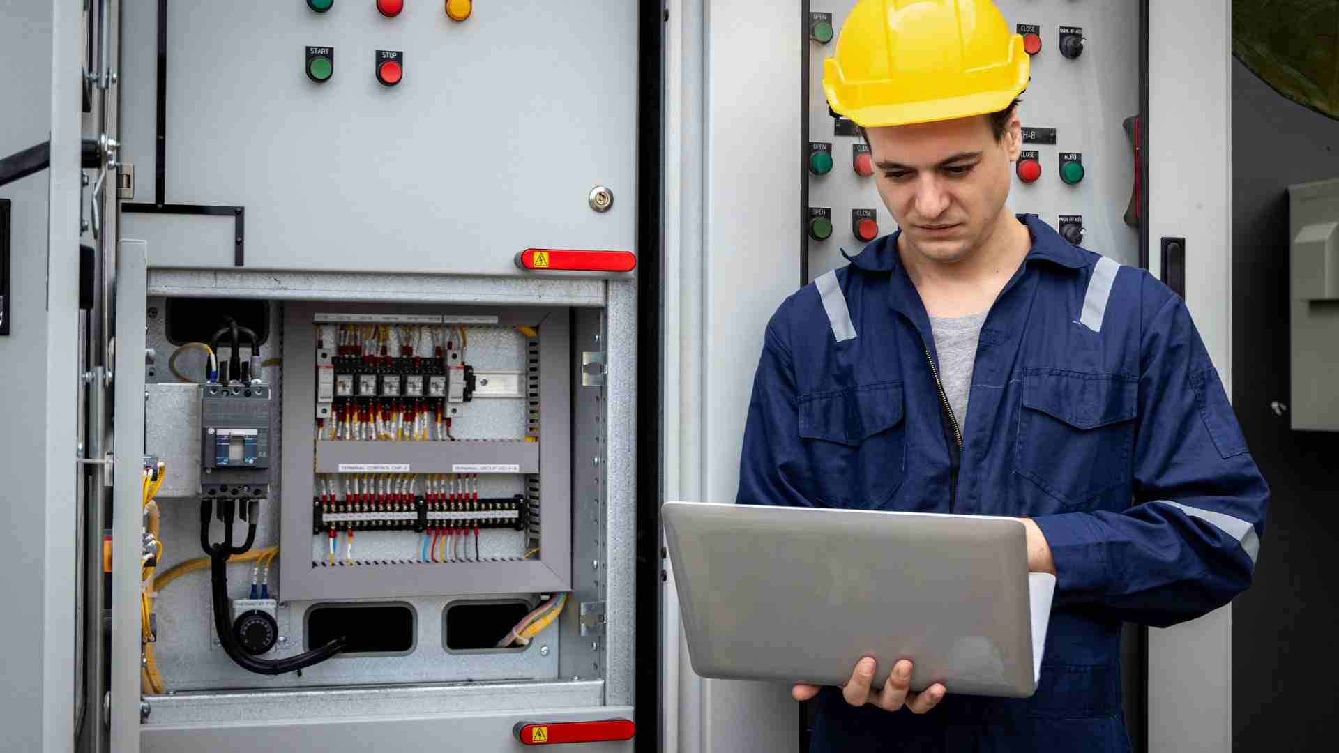 Ingénieur énergie analysant la récupération de chaleur fatale dans l'industrie